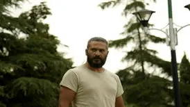 پوشش متفاوت میلاد کی‌مرام در مکان عمومی/ عکس
