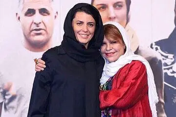 چهره ماتم‌زده لیلا حاتمی در مراسم تشییع مادرش