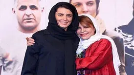 چهره ماتم‌زده لیلا حاتمی در مراسم تشییع مادرش