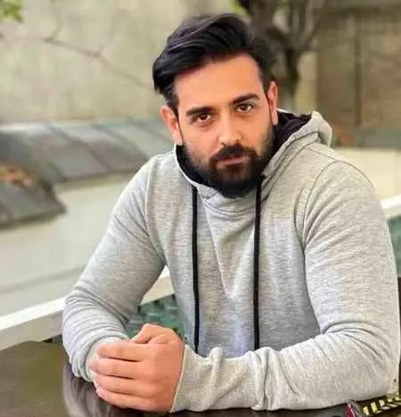 کودکی امیرحسین آرمان با موی تراشیده 