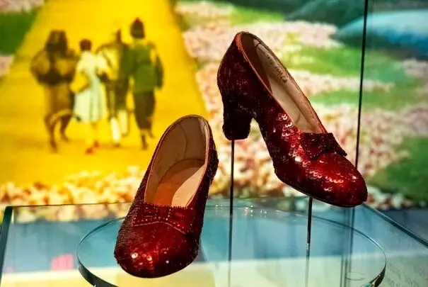 حراج ۸۰۰ هزار دلاری کفش‌های «جادوگر شهر اُز»
