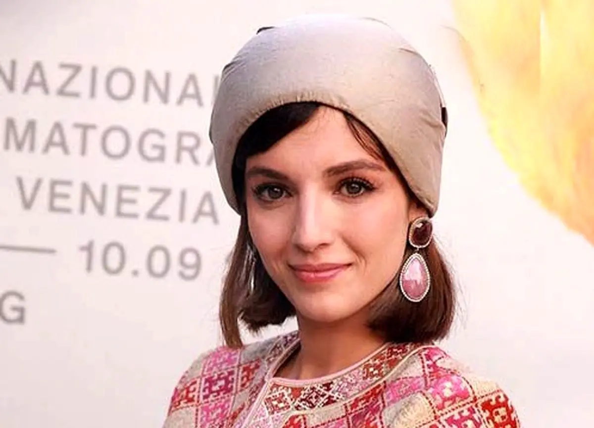 کپی‌ برداری خانم بازیگر ایرانی از لباس فرح پهلوی