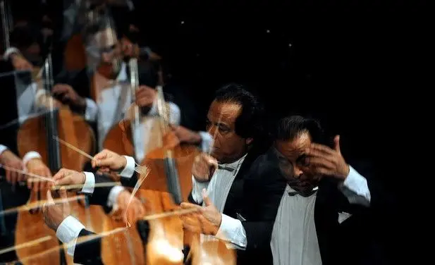 علی رهبری «تخت جمشید» را به سن پترزبورگ می‌برد/اجرای «هزارویک شب»
