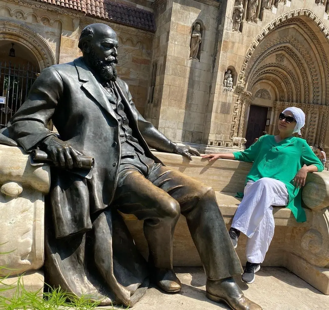 مارال فرجاد با "بُرقع بلوچی" و تیپ های اروپایی + تصاویر