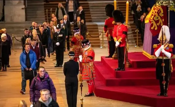 تماشای مراسم خاکسپاری ملکه طبق پیش‌بینی‌ها پیش نرفت