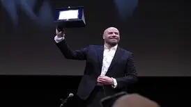 جان تراولتا مجری مراسم اسکار شد