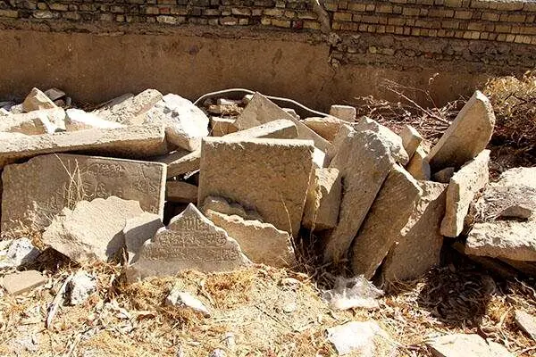 حریم گورستان را شکسته‌اند و سنگ‌قبرها را به آتش کشیده‌اند
