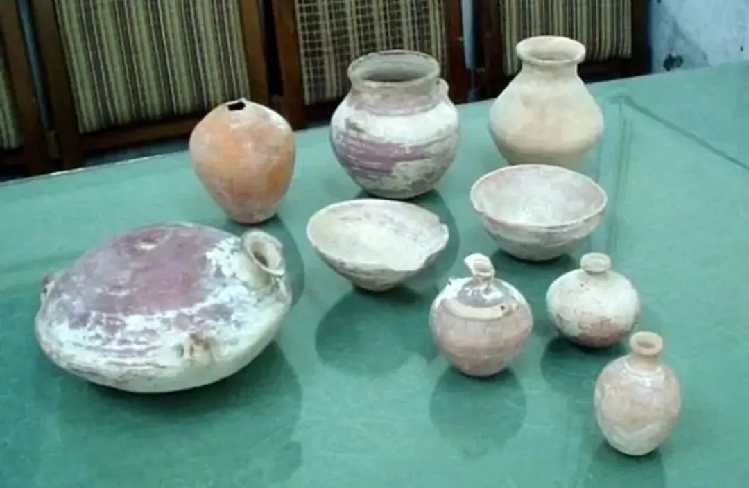 کشف کوزه‌های تاریخی و قدیمی در زرقان