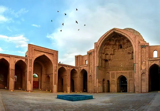 تصویری شگفت انگیز و هنرمندانه از یک بنای تاریخی
