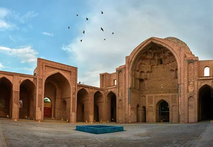 تصویری شگفت انگیز و هنرمندانه از یک بنای تاریخی
