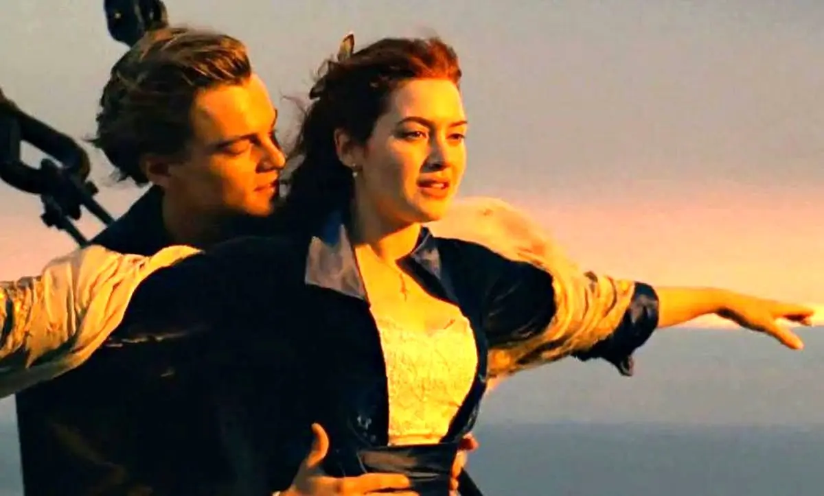 بازیگر فیلم «تایتانیک» جلوی دوربین چهره واقعی‌اش را نشان داد/ ویدئو
