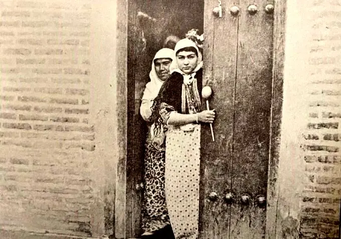 سوگلی ناصرالدین‌شاه با لباس چینی