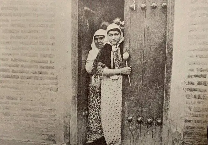 سوگلی ناصرالدین‌شاه با لباس چینی