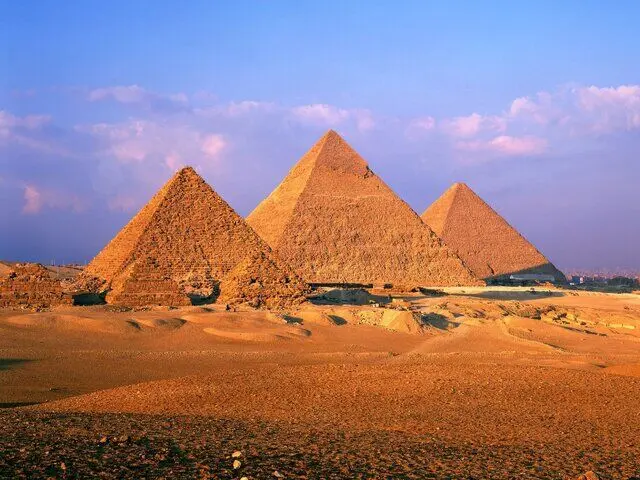 چند هرم در مصر باستان ساخته شد؟
