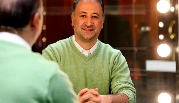 سوال عجیب و کادوی عجیبتر جناب خان به مجری شبکه تهران + فیلم