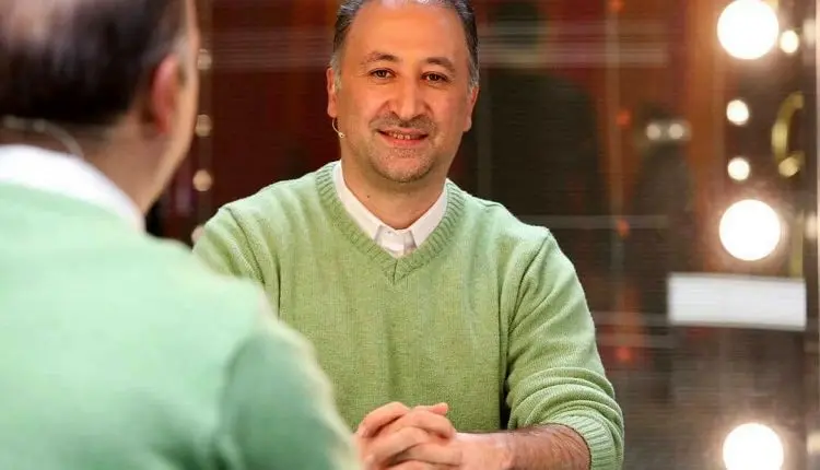 سوال عجیب و کادوی عجیبتر جناب خان به مجری شبکه تهران + فیلم