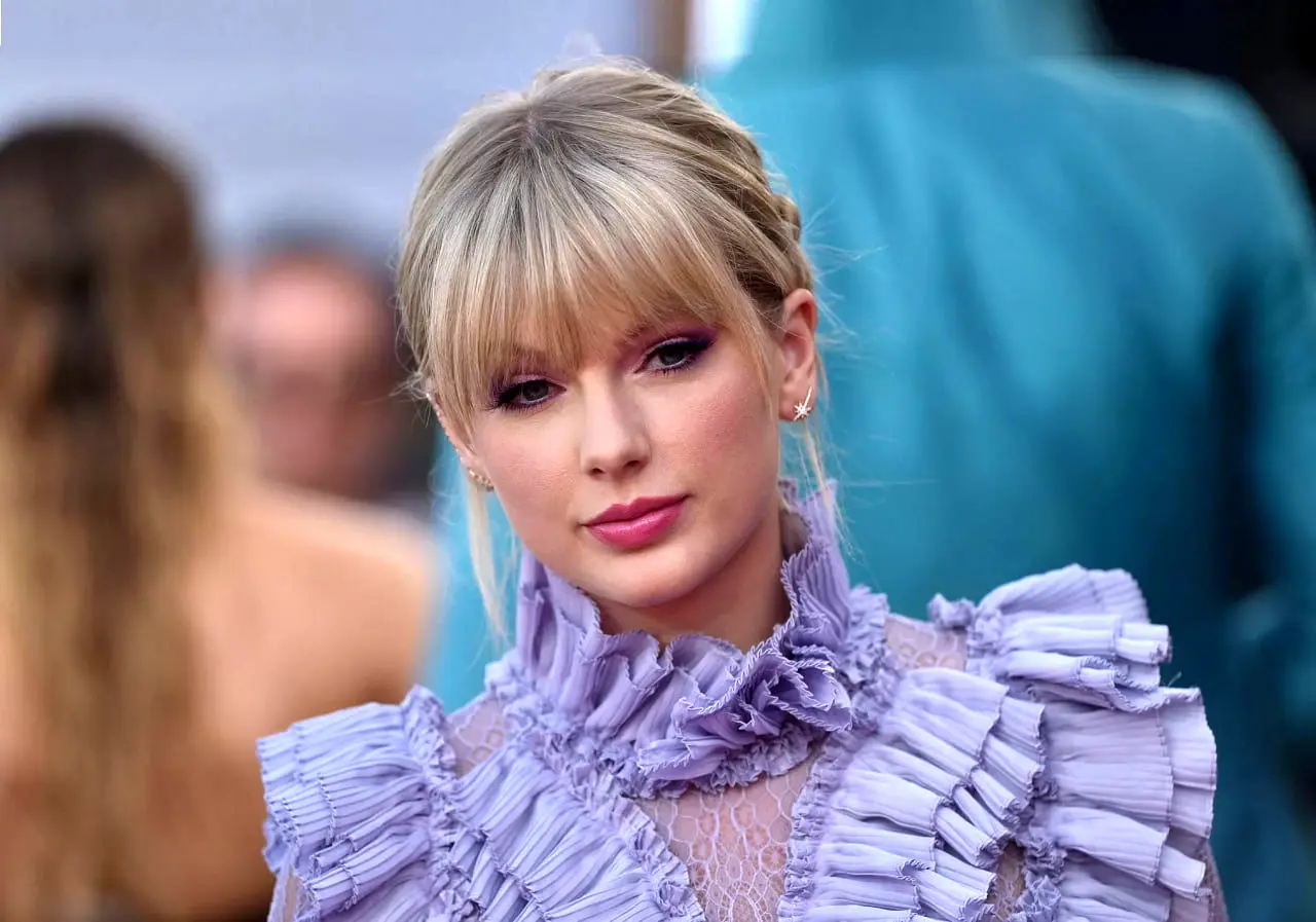  تیلور سوئیفت با پوششی متفاوت در خیابان ظاهر شد