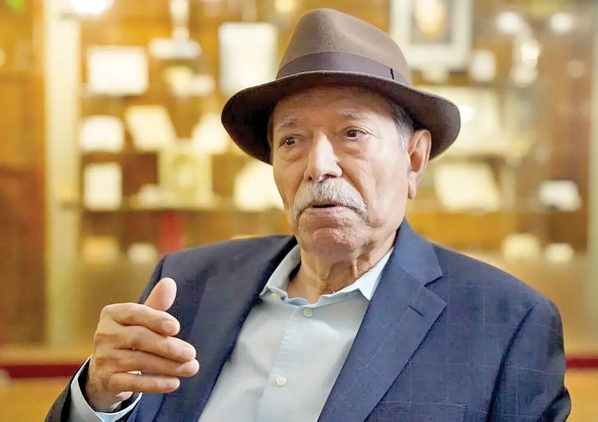 ببینید | حرکت تحسین‌برانگیز علی نصیریان به احترام تلاوت قرآن در ورودی یک سالن
