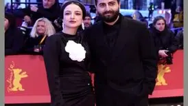 گریه‌های از سر شوق خانم بازیگر در جشنواره برلین در آغوش همسرش
