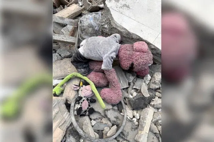 دلنوشته جناب‌خان برای صاحب عروسک مانده در آوار؛ دردت به جون مُو باشه