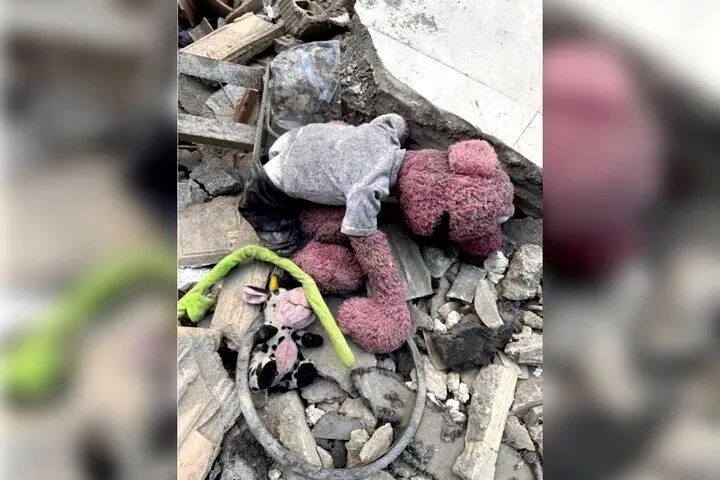 دلنوشته جناب‌خان برای صاحب عروسک مانده در آوار؛ دردت به جون مُو باشه