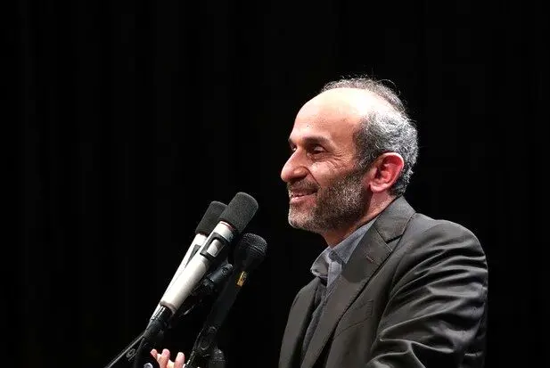 جبلی: صداوسیما اتاق شیشه‌ای است که پشت پرده‌ای ندارد/ برنامه‌سازی منجر به رقابت در انتخابات و مشارکت گسترده را در دستور کار قرار داده‌ایم/ باید رسانه‌های خارجی و معاندین را رصد کنیم
