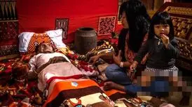 زندگی قبیله اندونزیایی با مردگان! + عکس