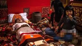 زندگی قبیله اندونزیایی با مردگان! + عکس