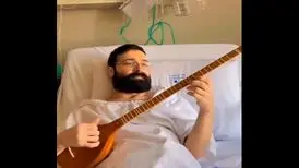 نوازندگی غمگین حمید هیراد روی تخت بیمارستان 