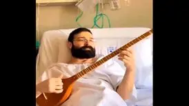 نوازندگی غمگین حمید هیراد روی تخت بیمارستان 