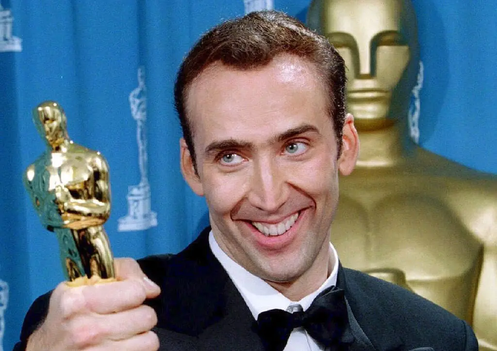 تصاویر جنجالی از لباس عجیب و حالت غیرعادی نیکلاس کیج، ستاره هالیوود