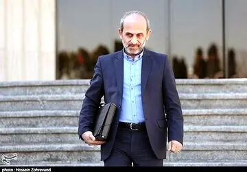 انتقاد تند روزنامه دانشگاه آزاد از پیمان جبلی: رئیس صداوسیما دقیقا کجاست که هر مجری هرچه می خواهد روی آنتن زنده می گوید و هزینه ایجاد می کند؟
