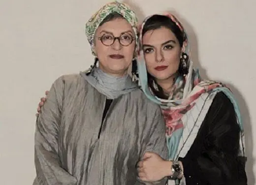دنیا مدنی و خواهرش، تماشاگرانِ بازی فوتبال ایران و عراق/ عکس