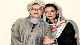 دنیا مدنی و خواهرش، تماشاگرانِ بازی فوتبال ایران و عراق/ عکس