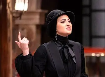 مریم مومن: تئاتر باید دست تئاتری‌ها باشد