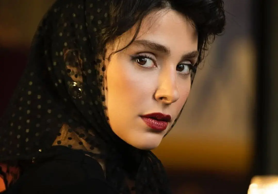 تصویری قدیمی از لاله مرزبان در پشت صحنه سریال ستایش