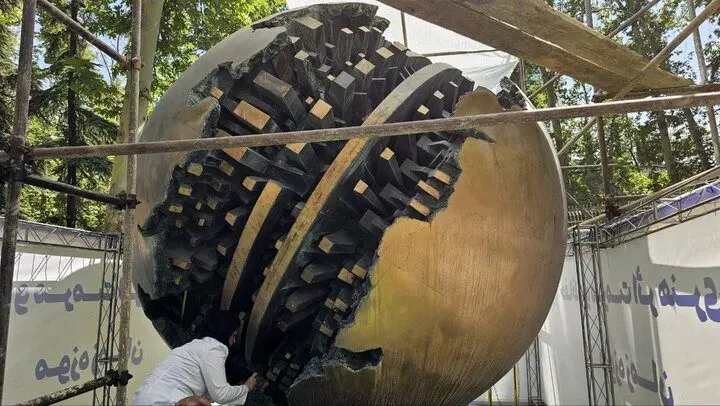 مرمت بزرگترین گوی برنزی پومودوروی ایران