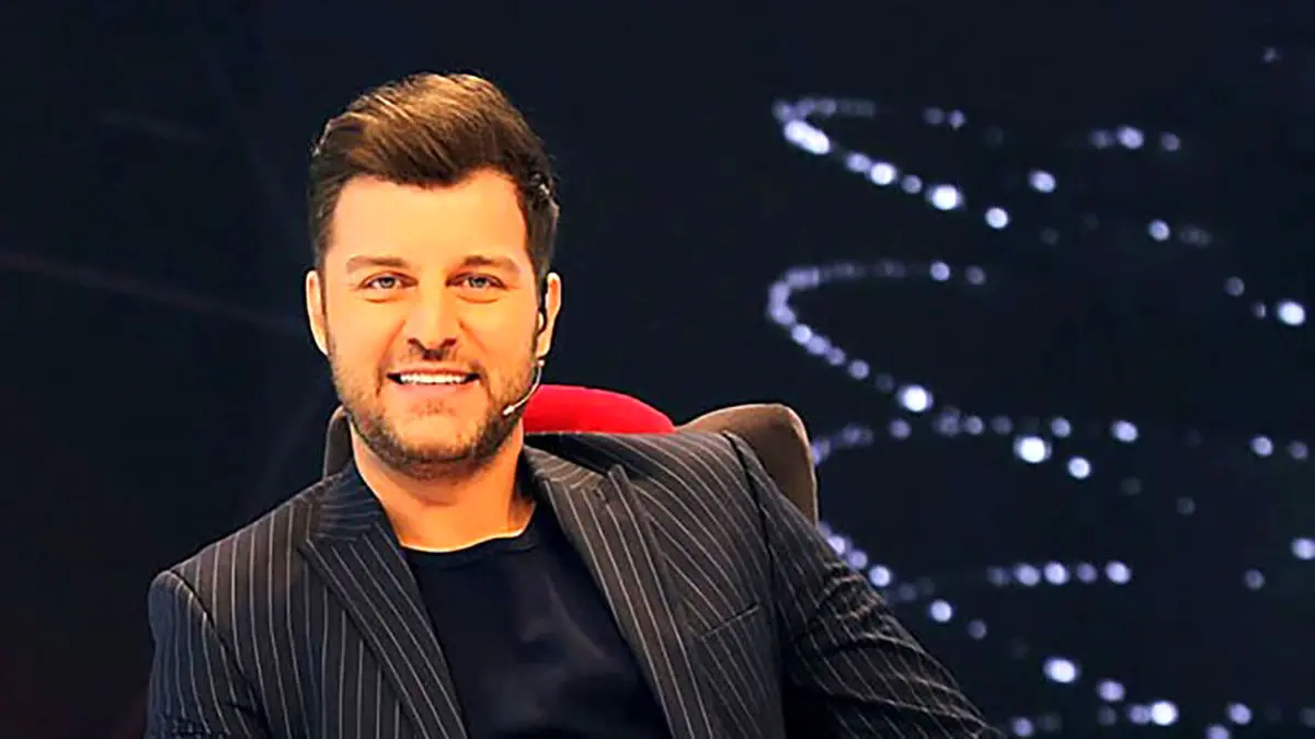 اجرای آهنگ « زمونه» توسط باربد بابایی در شب تولدش/ ویدئو
