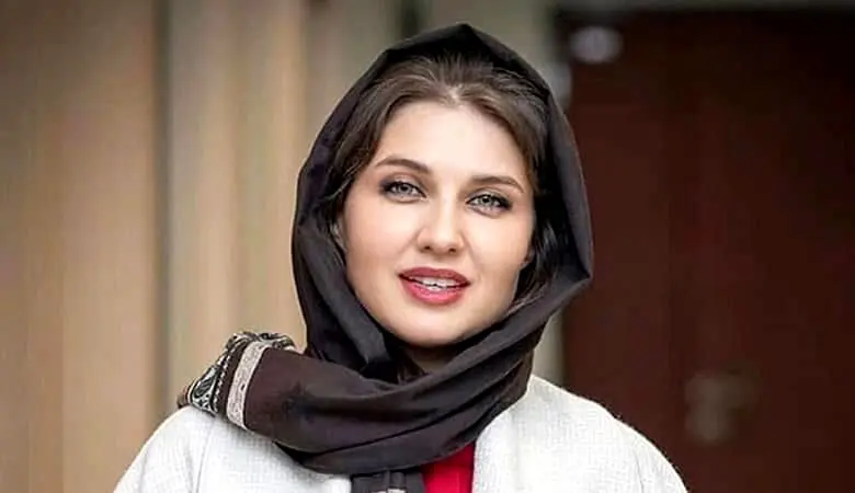 بازیگر فرانسوی با مانتوی سنتی ایرانی