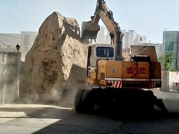 شهرداری گلپایگان، باروی دوره هخامنشی را تخریب کرد +ویدیو
