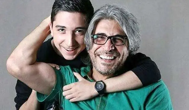 ببینید | گیتارنوازی استادانه امیر غفارمنش و هم‌خوانی با پسرش
