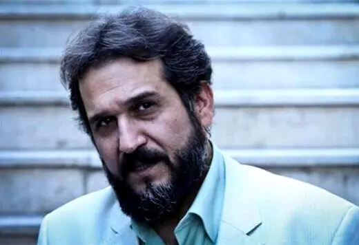 در جهان تقدیر می‌شوم و در کشور خودم در حاشیه‌ام
