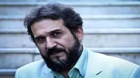 در جهان تقدیر می‌شوم و در کشور خودم در حاشیه‌ام
