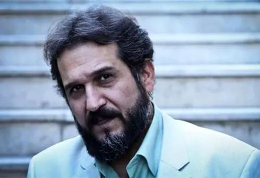 در جهان تقدیر می‌شوم و در کشور خودم در حاشیه‌ام
