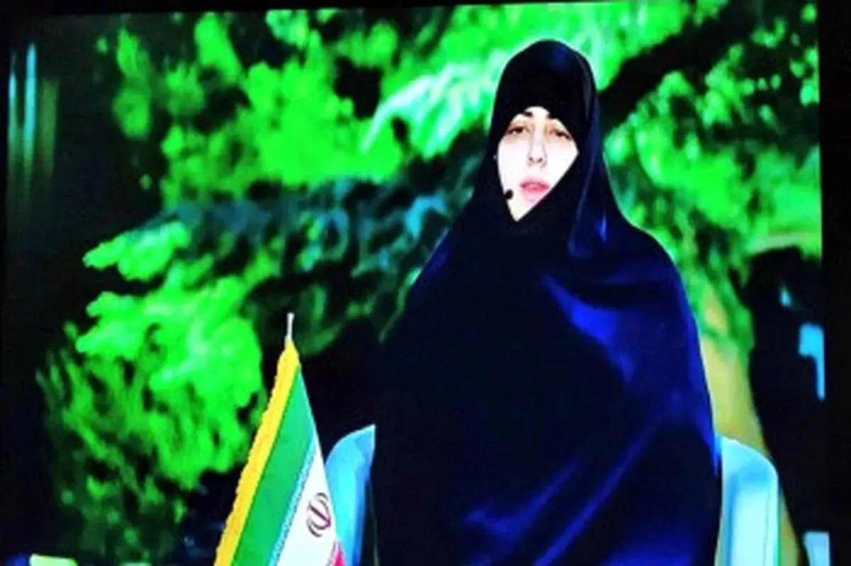 تبلیغ کتاب‌های دختر رئیسی در حج/ عکس
