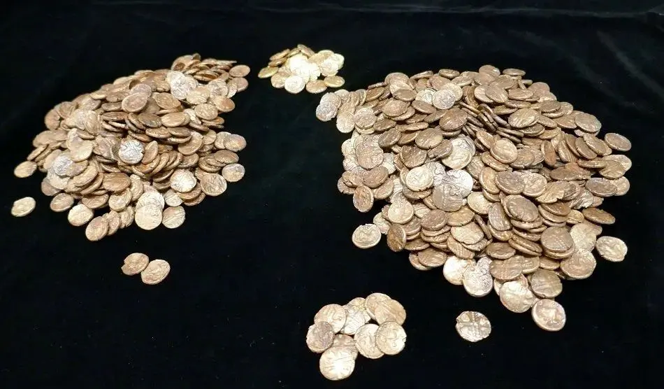 کشف گنج سکه‌ های ۷۰۰ ساله از زیر معبد