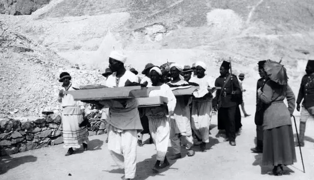 مقبره مشهورترین فرعون را چه کسانی کشف کردند؟
