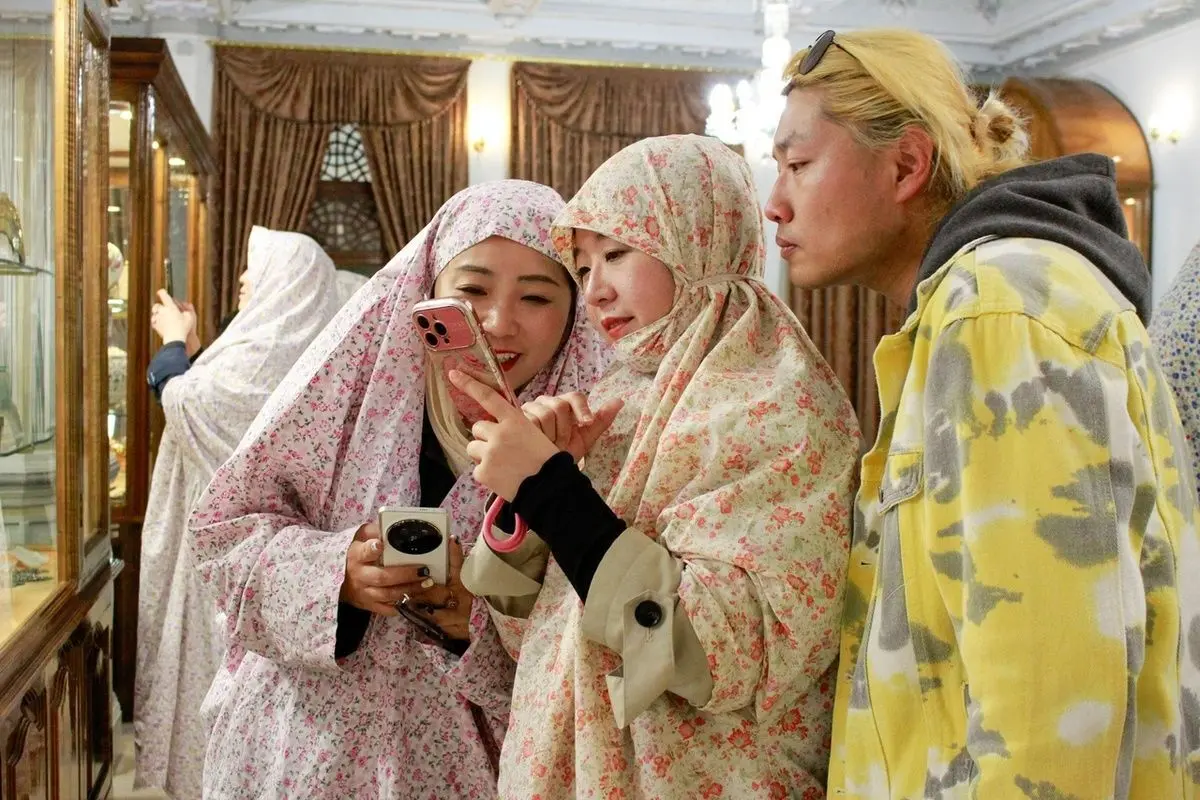 چادر چاقچور شاخ‌های مجازی چین در حرم امام رضا(ع)/ عکس
