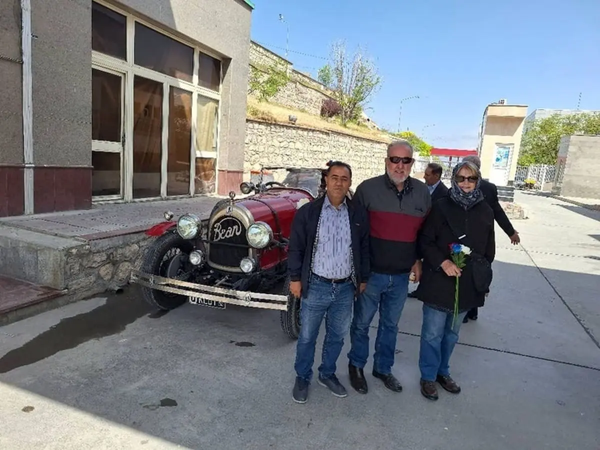 زوج جهانگرد با خودرو تاریخی وارد کشورمان شدند
