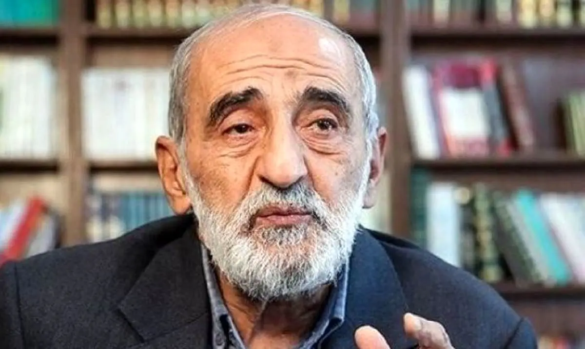 حمله به روزنامه کیهان و شعار علیه شریعتمداری/ عکس
